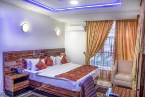 Postel nebo postele na pokoji v ubytování Aveon Hotel