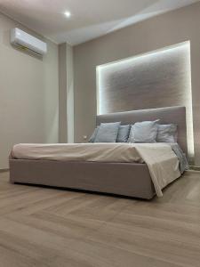ein Schlafzimmer mit einem großen Bett in einem Zimmer in der Unterkunft Central apartment in Avola