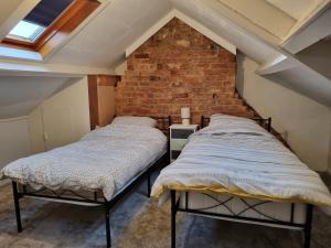 Postel nebo postele na pokoji v ubytování Tulip Cottage Hinderwell, Staithes & Whitby - 2 Night Min - Sleeps 6 - Pet Friendly