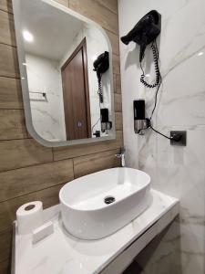 baño con lavabo y teléfono en la pared en Ζέον Ύδωρ, en Órma