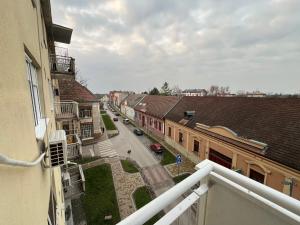Blick auf eine Straße vom Balkon eines Gebäudes in der Unterkunft Apartman Central Lux A&D in Bečej