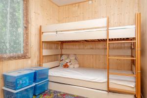 Etagenbett in einem Zimmer mit 2 Etagenbetten in der Unterkunft Lovely summerhouse 40km from berlin! in Biesenthal