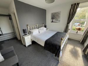 Een bed of bedden in een kamer bij The Queens Hotel Harlech