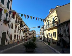een lege straat met vlaggen in een stad met gebouwen bij LA CASA SUL MARE in San Vito Chietino