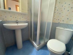 A bathroom at Delfines II Solo Familias Serviplaya