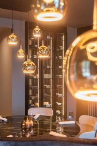 - une salle à manger avec une table, des chaises et des lumières dans l'établissement Hotel De Barrier, à Aan de Wolfsberg