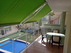 The swimming pool at or close to Delfines III Solo Familias Serviplaya