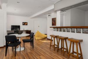 una cucina e un soggiorno con tavolo e sedie di Agapanthus 8 a Città del Capo