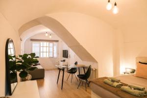 Casa Besalú LEstudi في بيسالو: غرفة نوم مع سرير وغرفة معيشة