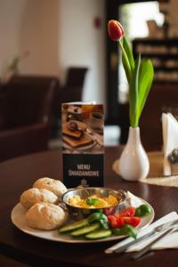 talerz z miską jedzenia i warzyw na stole w obiekcie Hotel Dwór Polski we Wrocławiu
