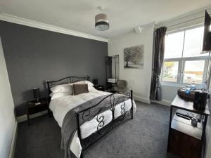 Een bed of bedden in een kamer bij The Queens Hotel Harlech