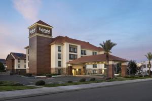 Fairfield by Marriott Inn & Suites Fresno Riverpark في فريسنو: مبنى الفندق يوجد عليه لافته
