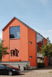 een oranje gebouw met het woord fix erop bij Hotel F-RITZ in Schleswig