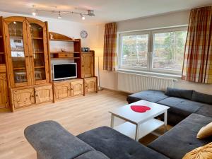 ein Wohnzimmer mit einem Sofa und einem Tisch in der Unterkunft Haus Am Mühlbach - SommerBergBahn unlimited kostenlos in Oberstdorf