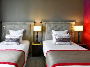 Mövenpick Hotel Abidjan客房内的一张或多张床位