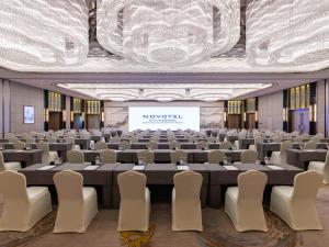 a conference room with a large table and chairs at Novotel Kunshan Yangcheng Lake in Kunshan