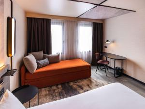 pokój hotelowy z łóżkiem i stołem w obiekcie Novotel Rouen Centre Cathédrale w Rouen
