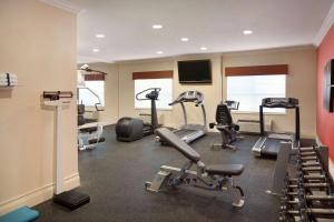 un gimnasio con varios equipos de ejercicio en una habitación en Country Inn & Suites by Radisson, Champaign North, IL, en Champaign