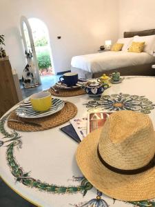 Postel nebo postele na pokoji v ubytování Syrene Suites Sorrento
