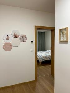 um quarto com uma cama e uma parede com desenhos em Apartmán Thermal Park 