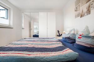 ein Schlafzimmer mit einem großen Bett mit Kissen darauf in der Unterkunft Achterkajüte in Bodman-Ludwigshafen