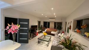 Posezení v ubytování COMFORT QUEEN GARDEN VIEW ROOM MACQUARIE PARK RYDE