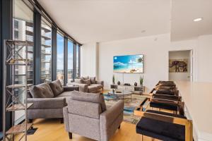 een woonkamer met banken en een tafel bij 3 Bed 3 Bath Penthouse at Prime Location in Los Angeles