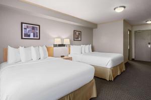 Postel nebo postele na pokoji v ubytování Travelodge by Wyndham Fort McMurray