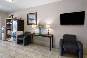 TV a/nebo společenská místnost v ubytování Travelodge by Wyndham Fort McMurray