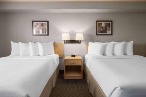 Postel nebo postele na pokoji v ubytování Travelodge by Wyndham Fort McMurray