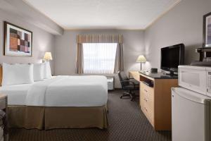 Postel nebo postele na pokoji v ubytování Travelodge by Wyndham Fort McMurray