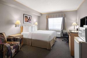 TV a/nebo společenská místnost v ubytování Travelodge by Wyndham Fort McMurray
