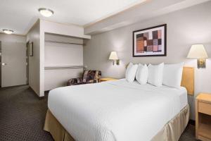 Postel nebo postele na pokoji v ubytování Travelodge by Wyndham Fort McMurray