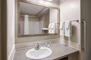 Koupelna v ubytování Travelodge by Wyndham Fort McMurray
