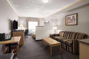TV a/nebo společenská místnost v ubytování Travelodge by Wyndham Fort McMurray