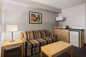 Kuchyň nebo kuchyňský kout v ubytování Travelodge by Wyndham Fort McMurray