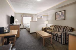TV a/nebo společenská místnost v ubytování Travelodge by Wyndham Fort McMurray