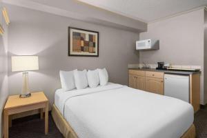 Postel nebo postele na pokoji v ubytování Travelodge by Wyndham Fort McMurray