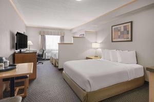 Postel nebo postele na pokoji v ubytování Travelodge by Wyndham Fort McMurray