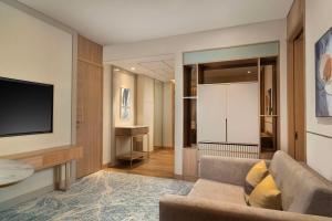 Sjónvarps- og/eða afþreyingartæki á DoubleTree by Hilton Jakarta Bintaro Jaya