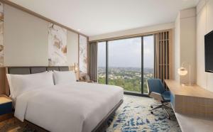 Rúm í herbergi á DoubleTree by Hilton Jakarta Bintaro Jaya