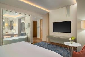 Rúm í herbergi á DoubleTree by Hilton Jakarta Bintaro Jaya