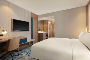 Rúm í herbergi á DoubleTree by Hilton Jakarta Bintaro Jaya