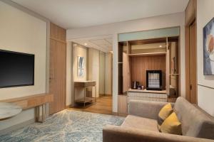 Sjónvarps- og/eða afþreyingartæki á DoubleTree by Hilton Jakarta Bintaro Jaya