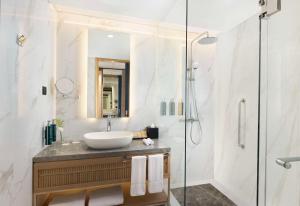 Baðherbergi á DoubleTree by Hilton Jakarta Bintaro Jaya