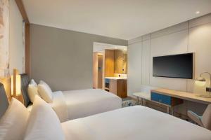 Rúm í herbergi á DoubleTree by Hilton Jakarta Bintaro Jaya
