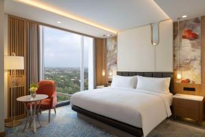Rúm í herbergi á DoubleTree by Hilton Jakarta Bintaro Jaya