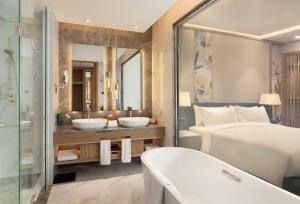 Rúm í herbergi á DoubleTree by Hilton Jakarta Bintaro Jaya