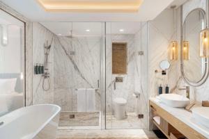 Baðherbergi á DoubleTree by Hilton Jakarta Bintaro Jaya