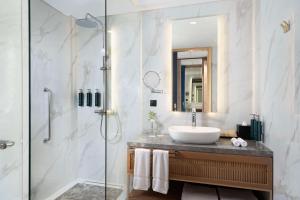 Baðherbergi á DoubleTree by Hilton Jakarta Bintaro Jaya